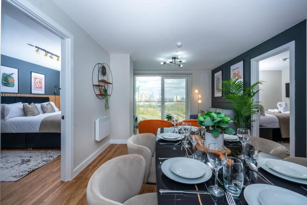 Modern Waterfront Living City's Hotspots Nearby Манчестер